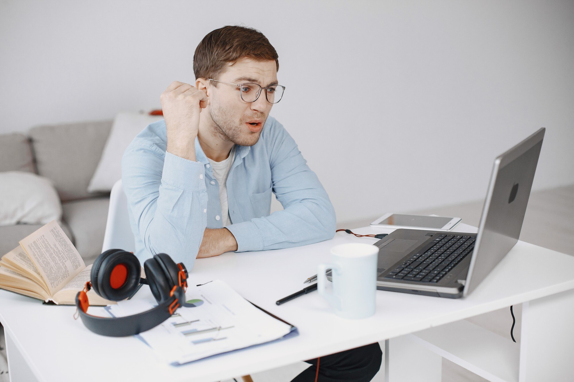 Persona frente a monitor de computadora en oficina oscura con exceso de brillo